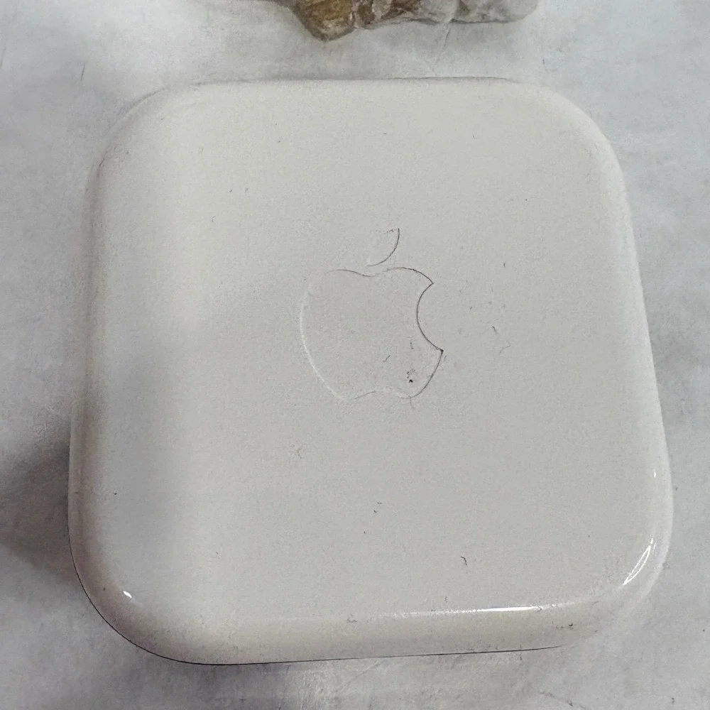 Apple‎ EarPods with 3.5mm Headphone Plug Wired Earbuds with Remote and Mic White